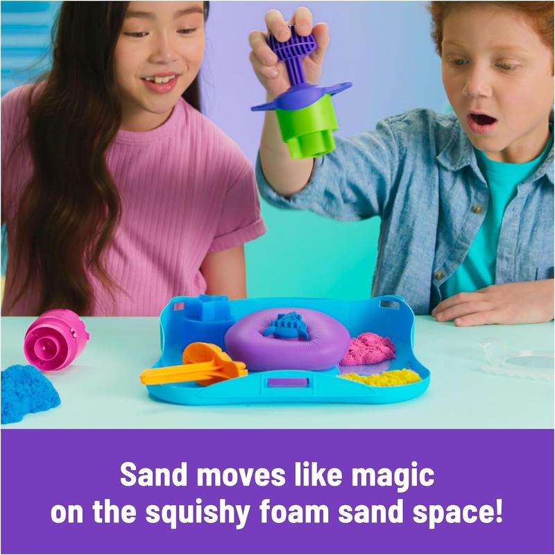 Kinetic Sand, SquishMotion Playset with 1lb Pink, Yellow, Blue Play Sand, Stamper & 5 Tools, Storage Case, Sensory Toys for Kids, Classroom Must Haves