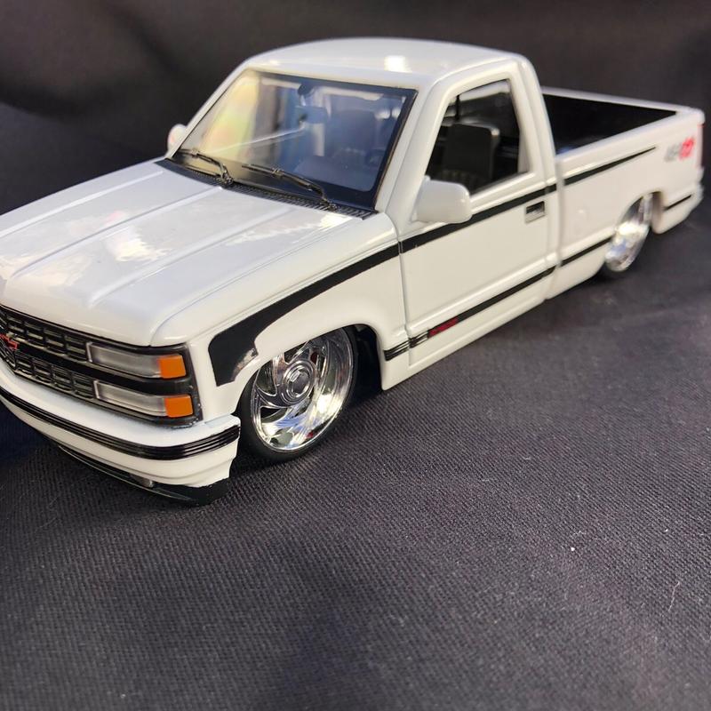 Maisto Design 1993 Chevrolet 454 SS Pickup Custom White Two Tone  Diecast Model Toy Vehicle