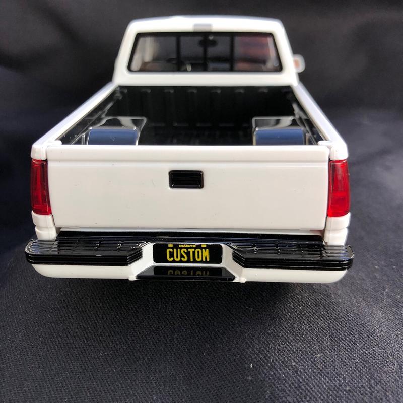 Maisto Design 1993 Chevrolet 454 SS Pickup Custom White Two Tone  Diecast Model Toy Vehicle