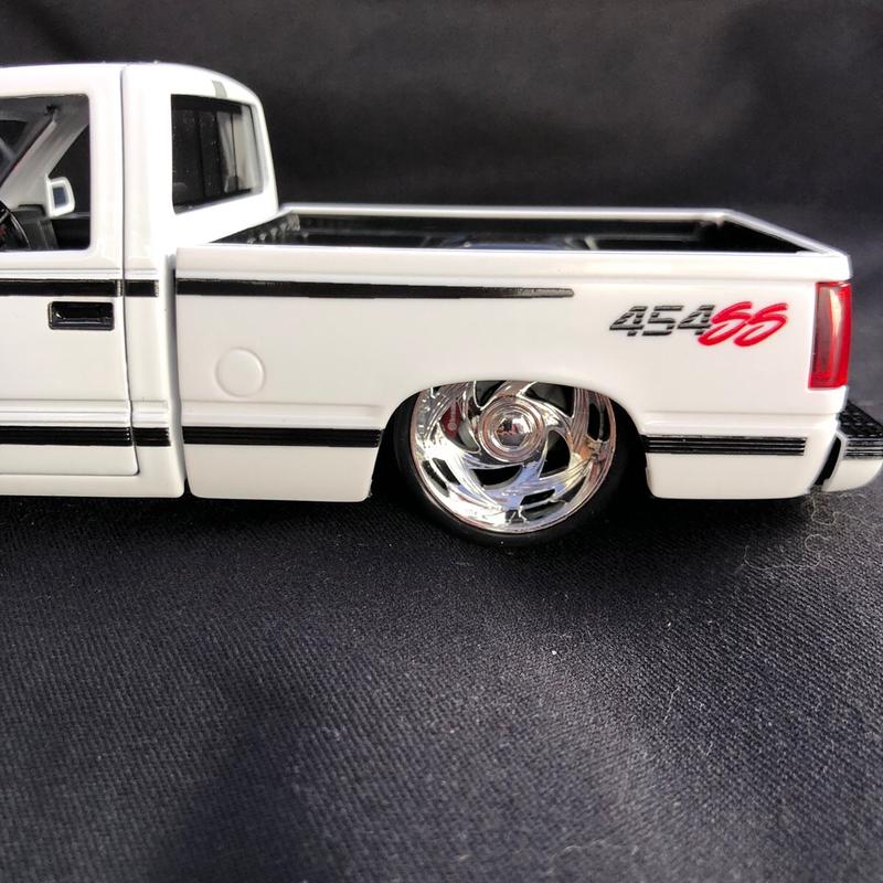 Maisto Design 1993 Chevrolet 454 SS Pickup Custom White Two Tone  Diecast Model Toy Vehicle