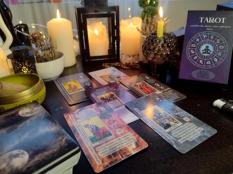 Spanish Edition Learning Tarot card deck for Beginners with meanings on them including Chakras, Planets, Zodiac, Elements, Yes or No