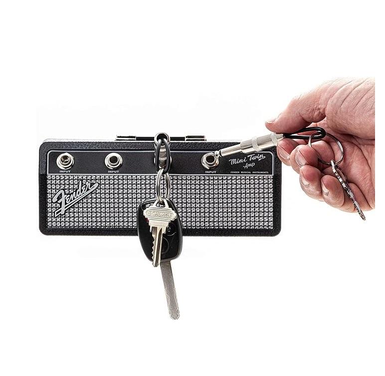 Guitar amp key holder, includes 4 guitar plug keychains and 1 wall mounting kit. Quick and easy installation.