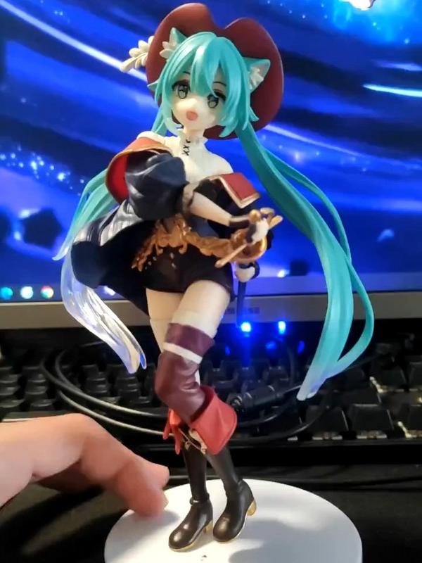 Hatsune Miku Wonderland Figure - Puss in Boots Figure Girl 18 cm, Perfect for Display and Collectors